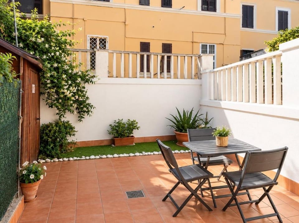 Property building, Garden, Balcony/Terrace