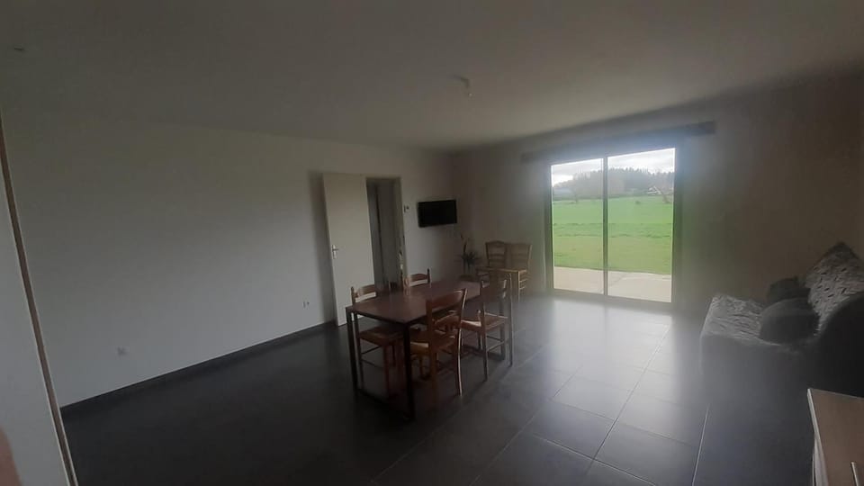 TV and multimedia, Living room, Seating area, Dining area