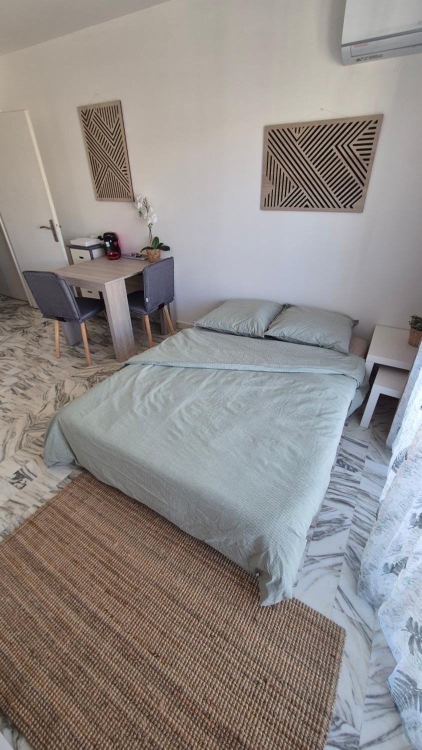 Bed, Living room