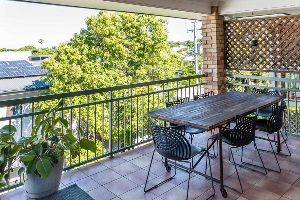Clayfield Gem with Balcony Steps to Valley & CBD Apartment in Brisbane