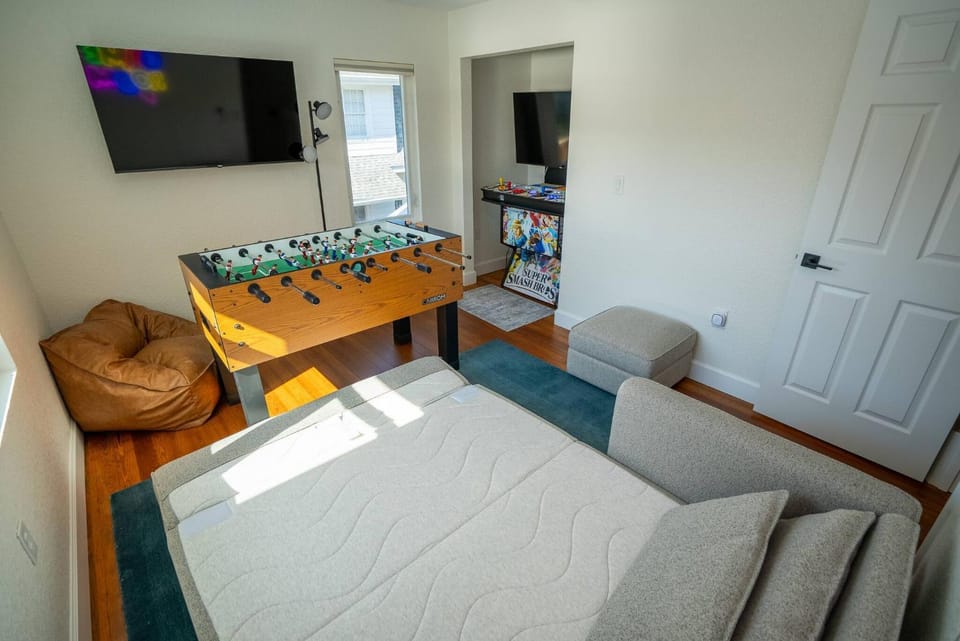 Bed, Game Room, Living room