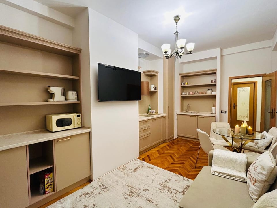Window to the Christmas market Apartment in Craiova