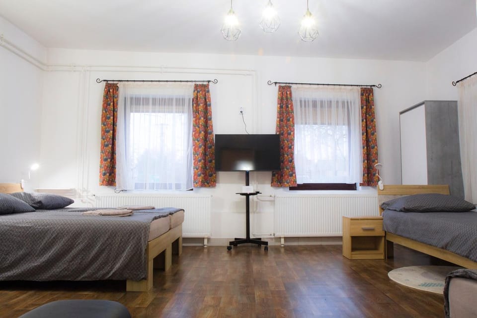 Bed, TV and multimedia, Photo of the whole room, Bedroom