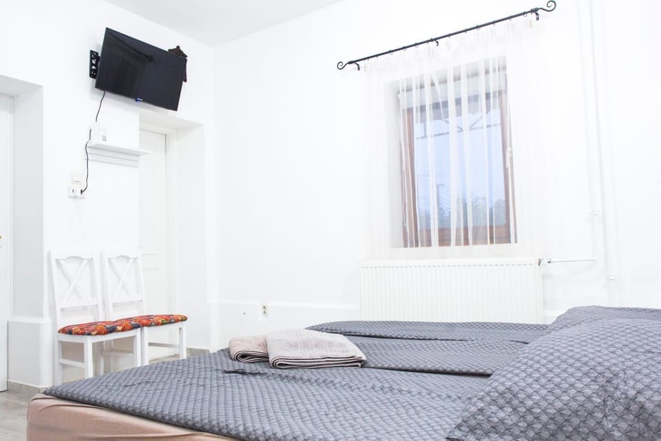 Bed, TV and multimedia, Bedroom