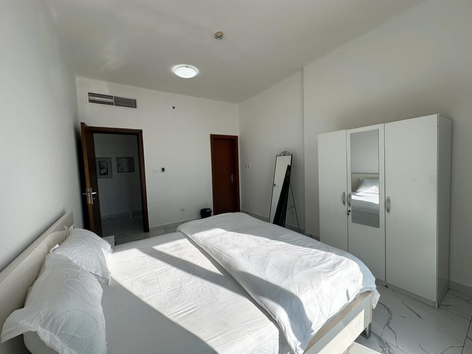 Photo of the whole room, Bedroom, wardrobe, air conditioner