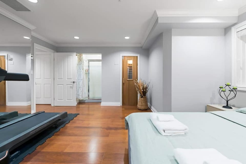 Luxury 1200 squft 2BR Shaughnessy Suite Near YVR & DT House in Vancouver