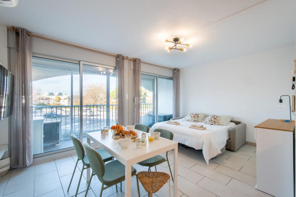 Patio, Bed, Photo of the whole room, air conditioner
