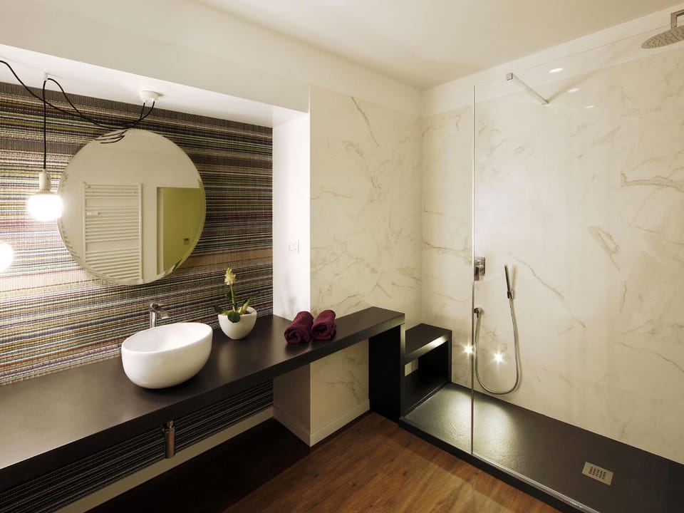 Bathroom, Photo of the whole room, Decorative detail