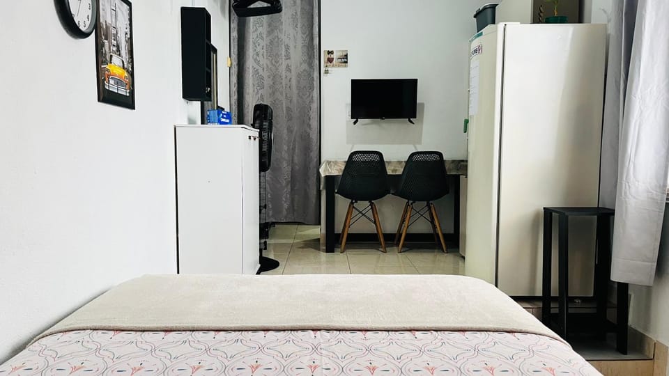 Bed, TV and multimedia, Kitchen or kitchenette, Photo of the whole room, Bedroom, oven