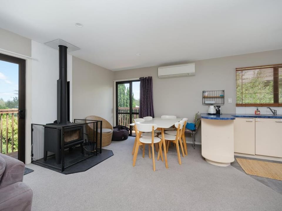 Kitchen or kitchenette, Living room, Seating area, Dining area, fireplace