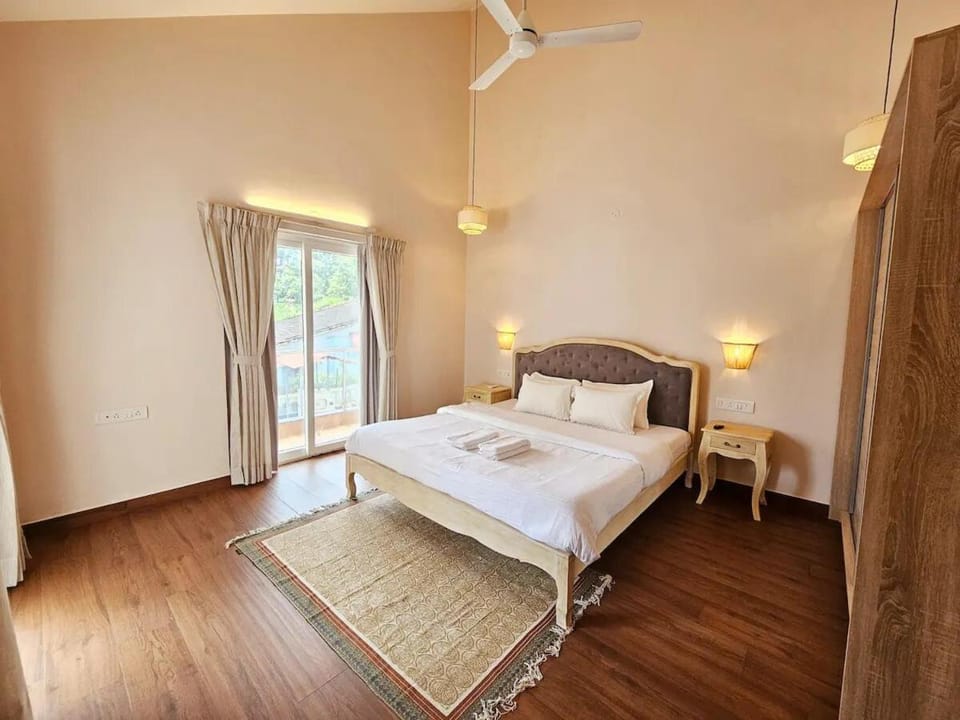 Bed, Photo of the whole room, Bedroom