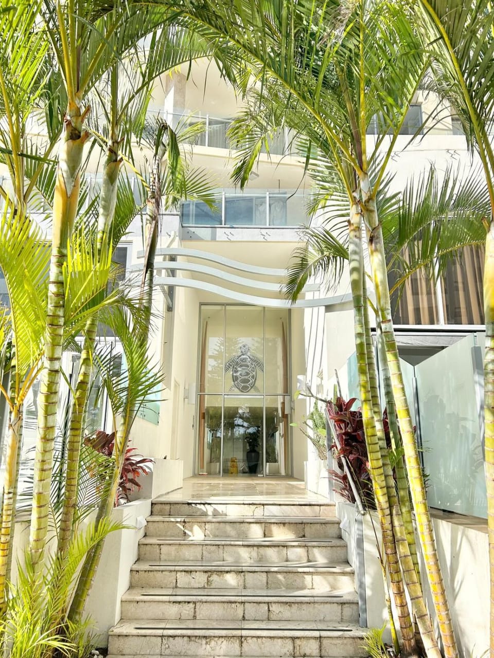 Maili Building - Luxury Coolangatta Sub-Penthouse Beach Abode Apartment in Tweed Heads