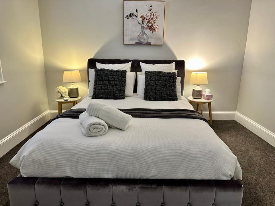 Bed, Photo of the whole room, Bedroom, towels