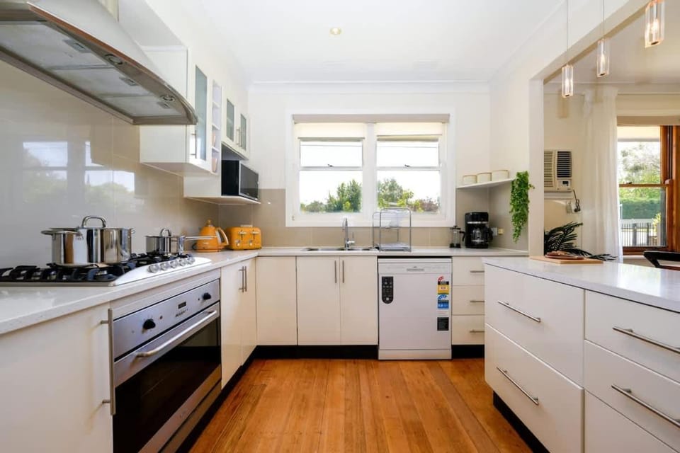 Seednest Modern Family Garden & BBQ retreat House in Geelong