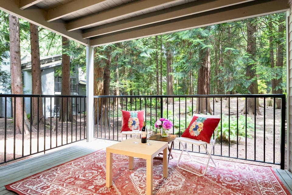 Marbella Lane - Cozy Forest Cabin Min from DWNTN Cabin in Redmond