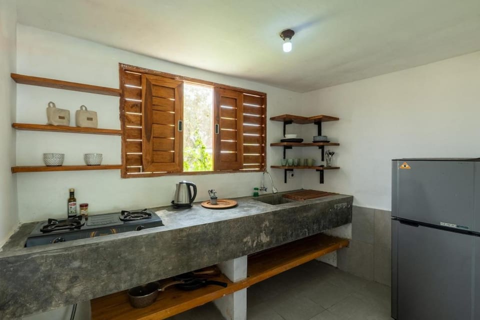 Coffee/tea facilities, Kitchen or kitchenette, stove