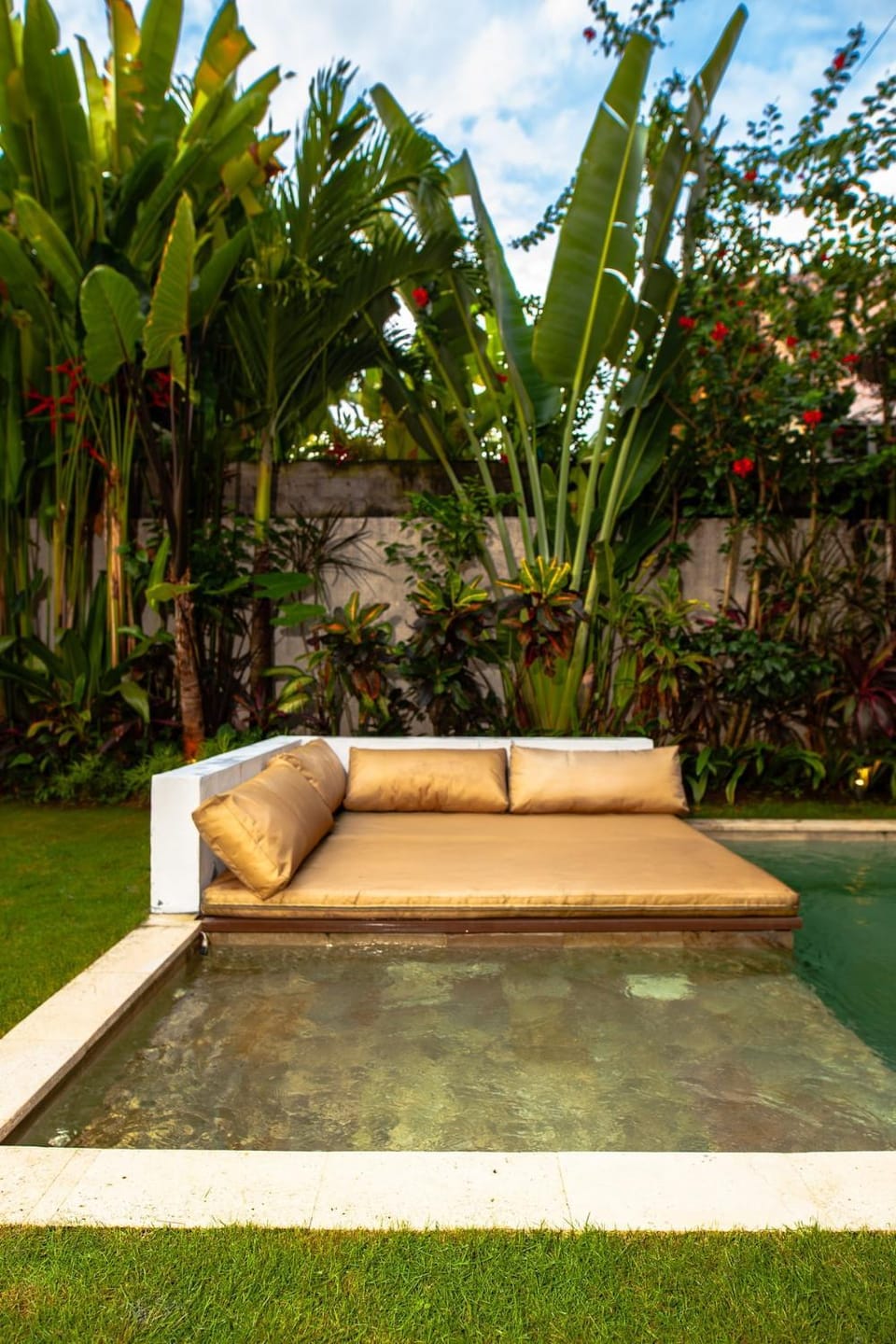 Garden, Seating area, Garden view, Pool view, Swimming pool, sunbed