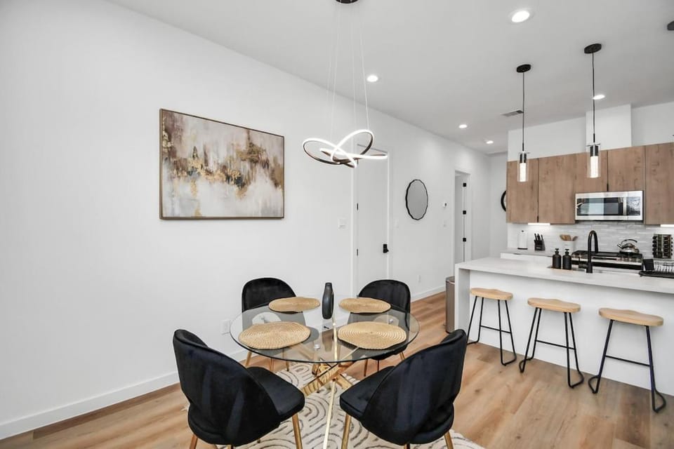 Lux Reverie Townhouse- Med Center- Downtown HTX House in Houston