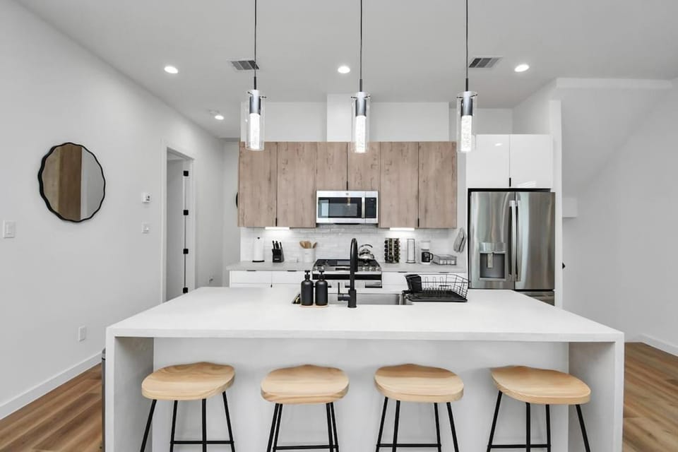 Lux Reverie Townhouse- Med Center- Downtown HTX House in Houston