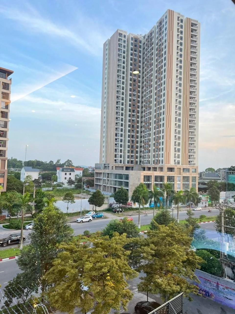 Property building, Day, Neighbourhood, Natural landscape, City view, Street view, Location