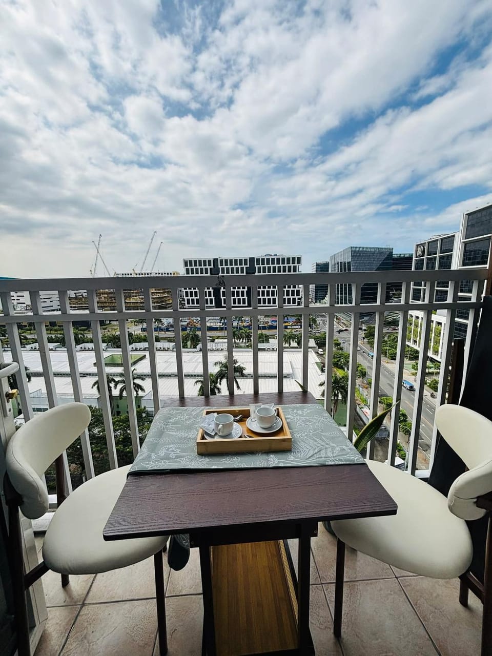 Stunning Sunset & Fireworks View - Shore Residences - Near ALL - MOA Balcony - Pool - Netflix Apartment hotel in Pasay