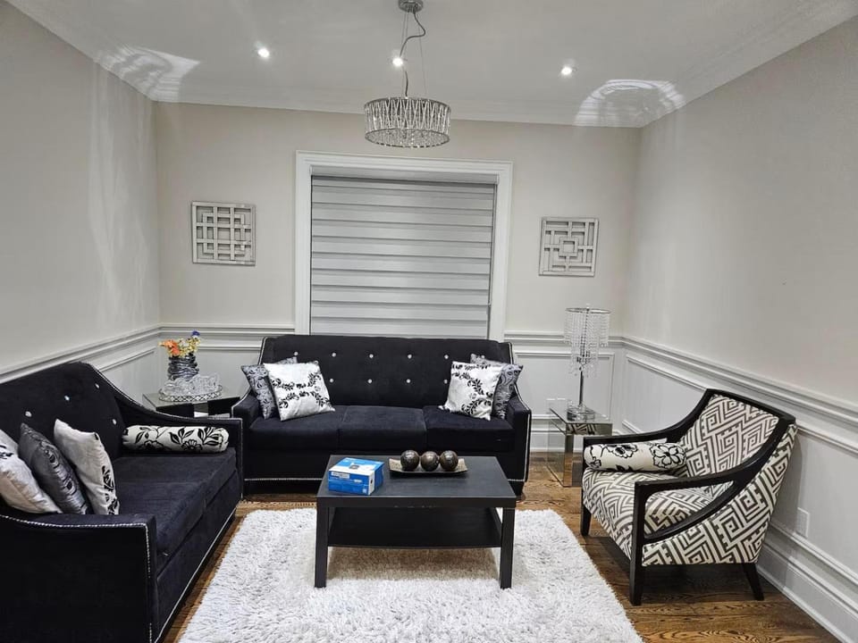 Ensuite in New Home with Parking, Close to Bluffers Park, Lake Ontario, 15 Mins to Downtown Bed and Breakfast in Toronto