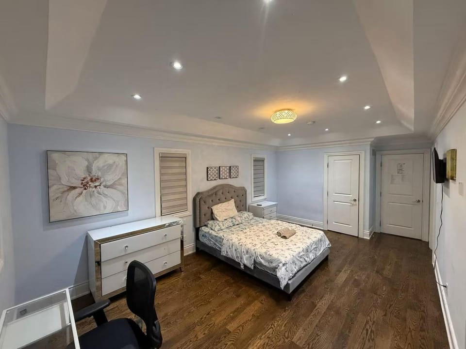 Ensuite in New Home with Parking, Close to Bluffers Park, Lake Ontario, 15 Mins to Downtown Bed and Breakfast in Toronto