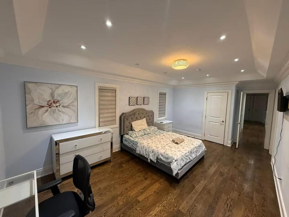 Ensuite in New Home with Parking, Close to Bluffers Park, Lake Ontario, 15 Mins to Downtown Bed and Breakfast in Toronto