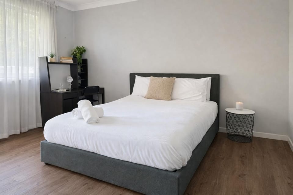 Cozy Double Room - Central Spot - Shared Bathroom Bed and Breakfast in Lidcombe