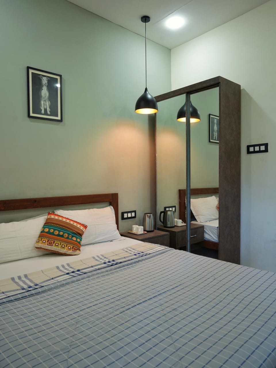 Photo of the whole room, Bedroom