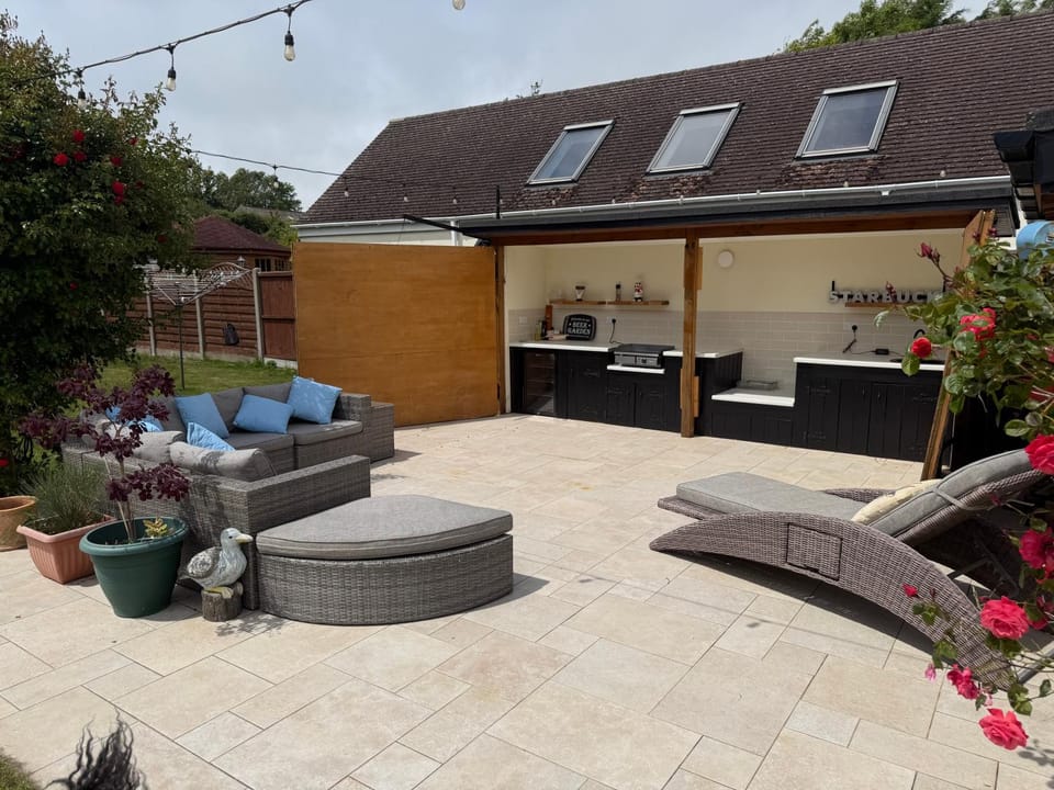 Detached property, beams, hot tub large garden House in Weymouth