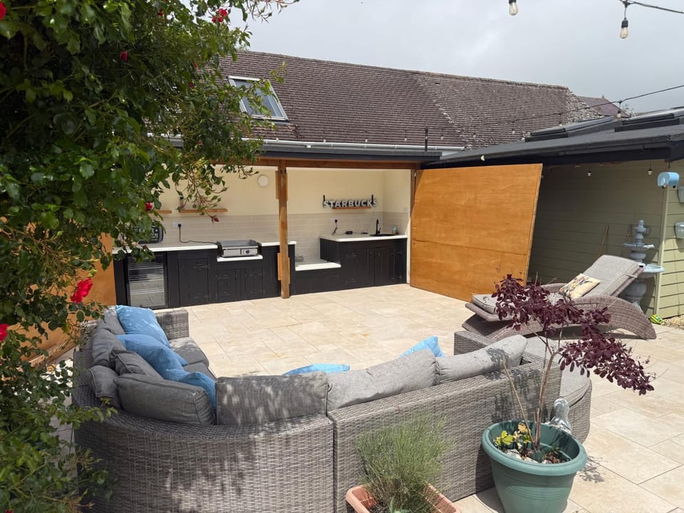Detached property, beams, hot tub large garden House in Weymouth