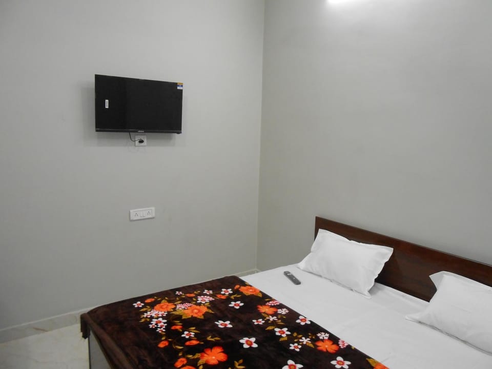 Bed, TV and multimedia, Bedroom