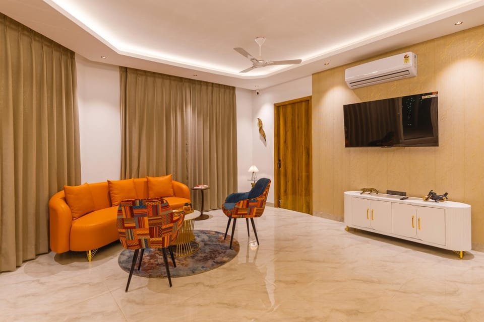 ELIVAAS Vedaaz Farms Pet-friendly 4-BHK Villa With Private Outdoor Pool and Garden area Villa in Noida