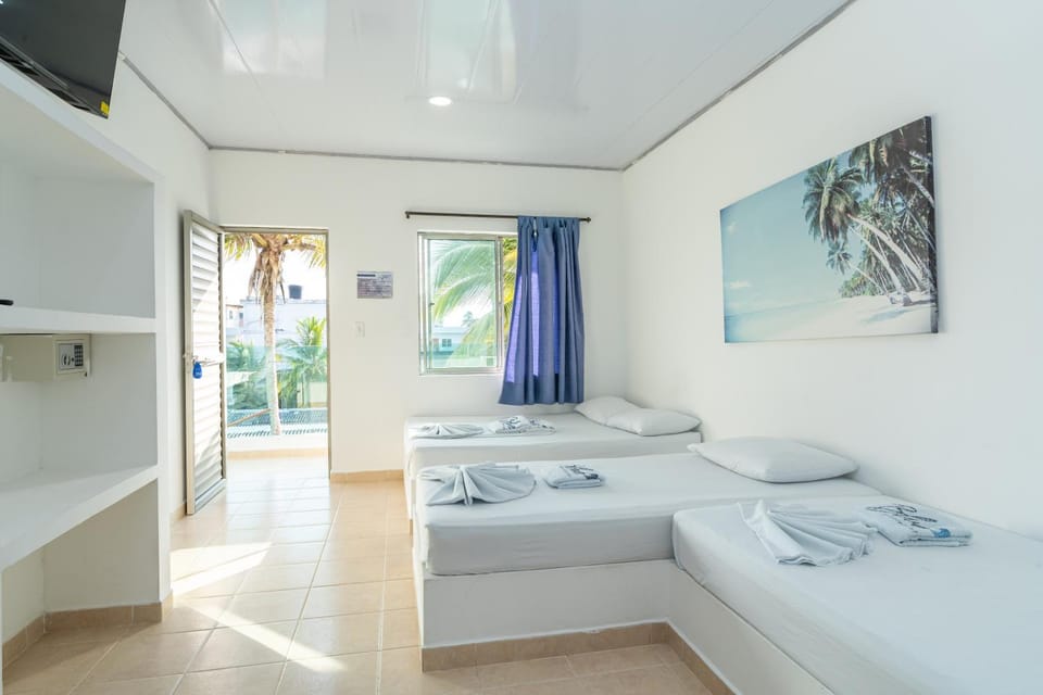 Bed, TV and multimedia, Photo of the whole room, Bedroom, towels