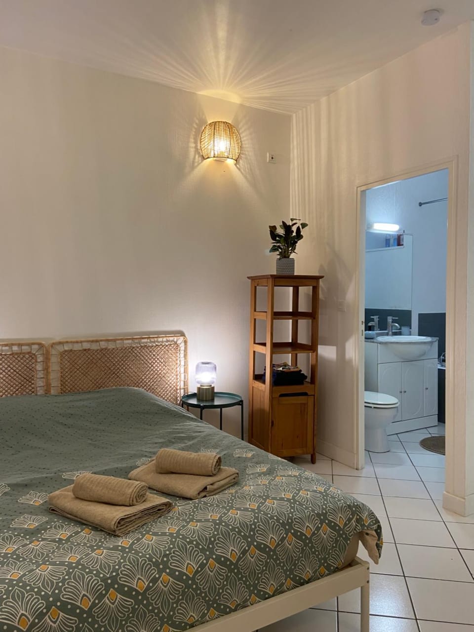 Bed, Bathroom, Bedroom, towels