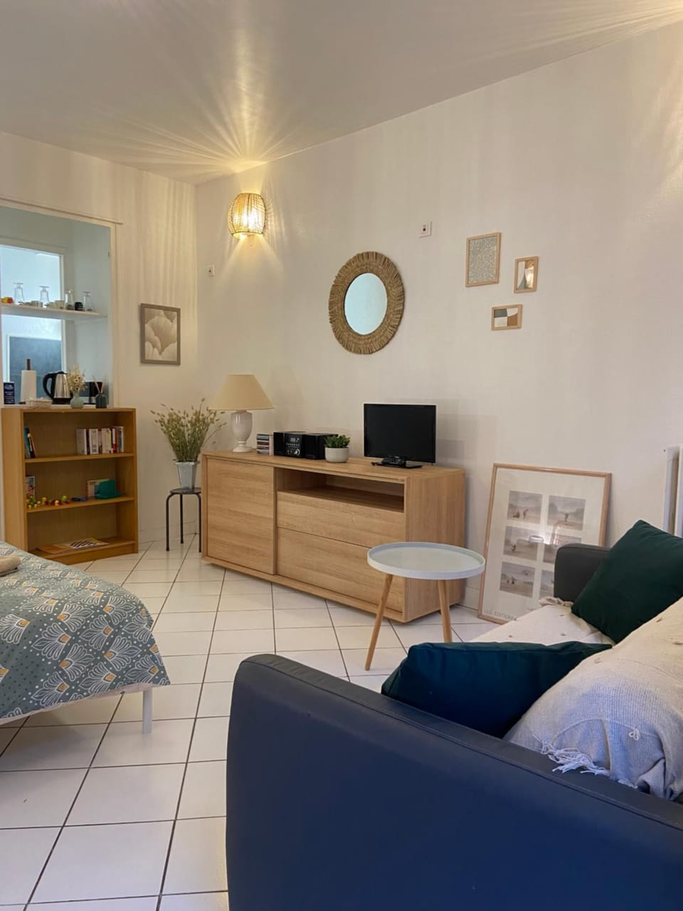 Bed, TV and multimedia, Living room, Photo of the whole room, Seating area, Bedroom