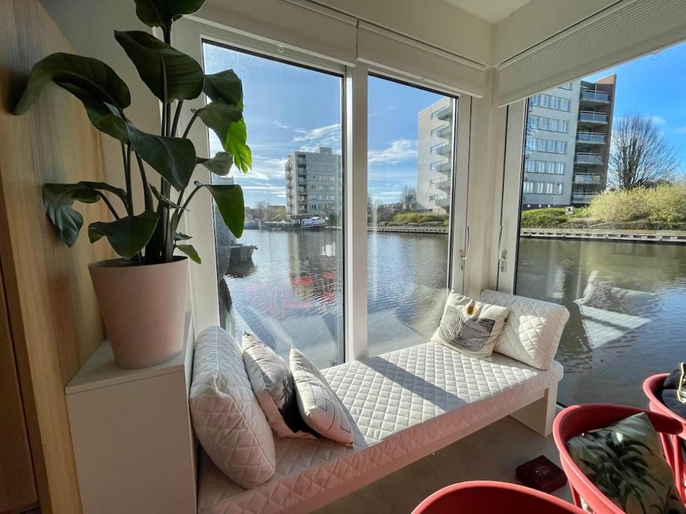 Central and luxurious floating home with garden Villa in Groningen