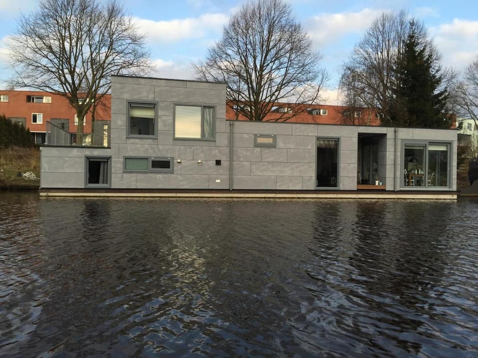 Central and luxurious floating home with garden Villa in Groningen