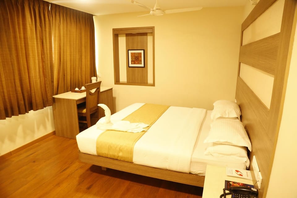 Photo of the whole room, Bedroom