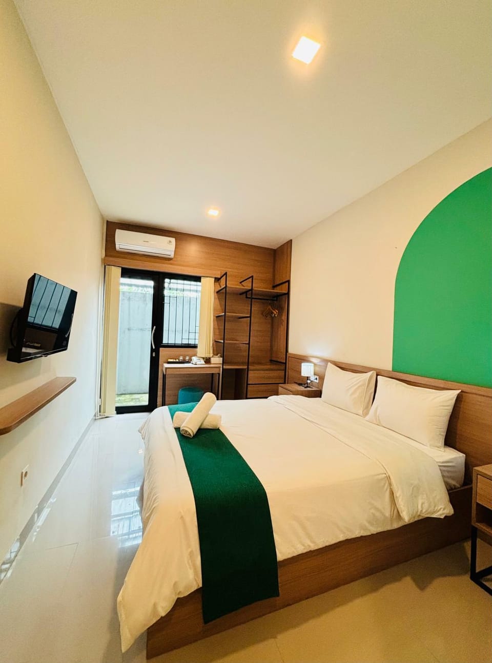 Bed, TV and multimedia, Photo of the whole room, Bedroom
