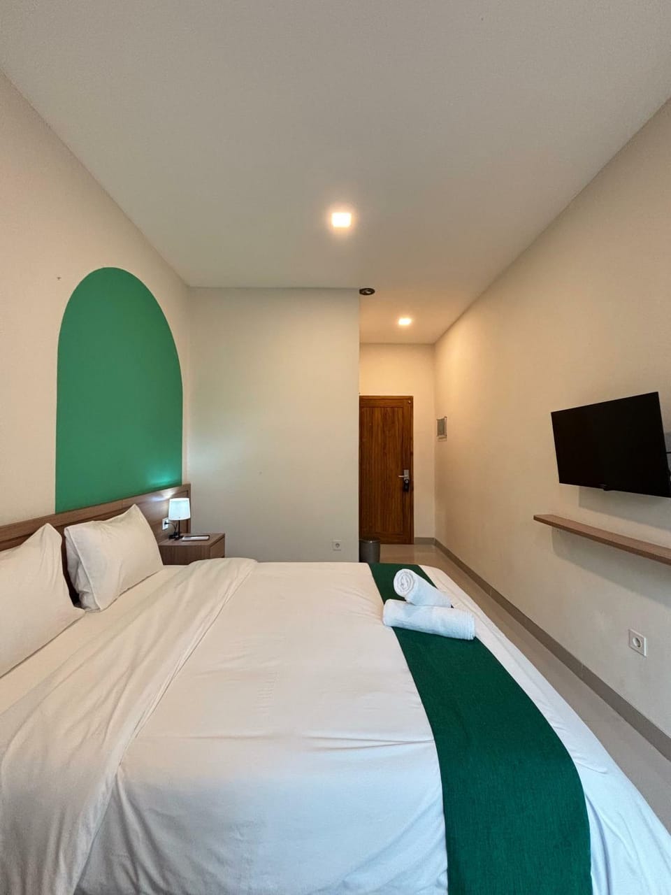 Bed, TV and multimedia, Photo of the whole room, Bedroom