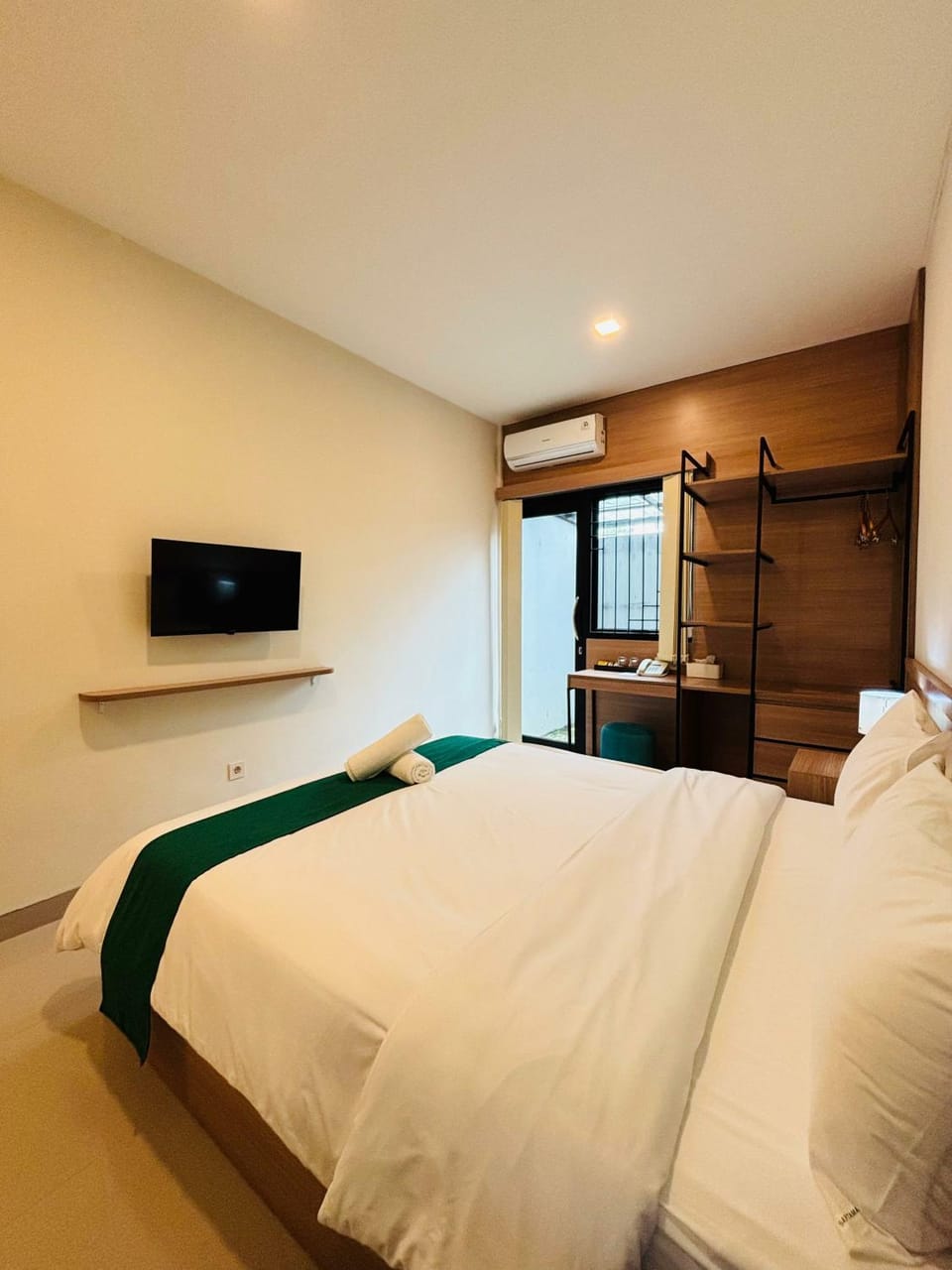 Bed, TV and multimedia, Photo of the whole room, Bedroom