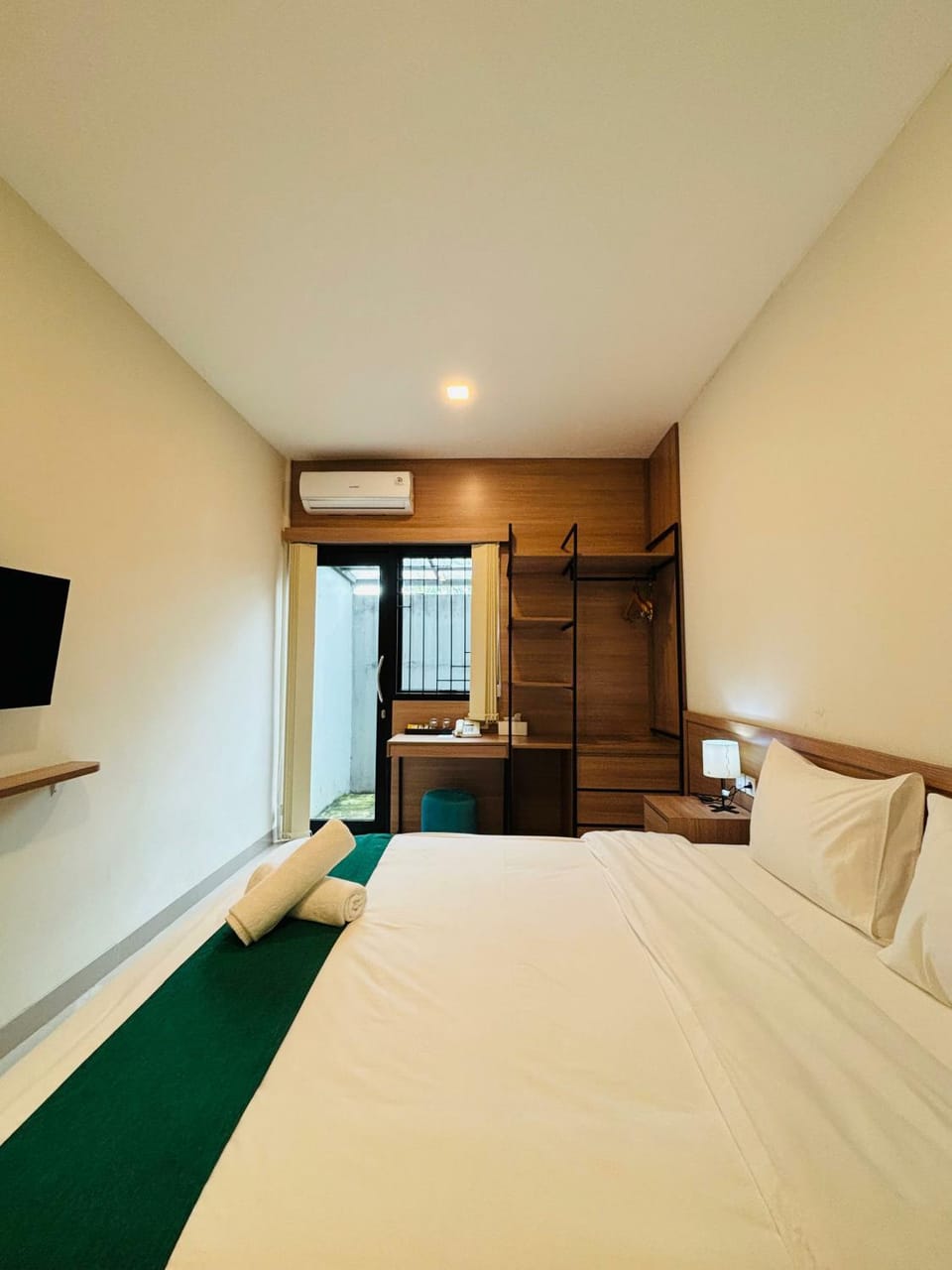 Bed, TV and multimedia, Photo of the whole room, Bedroom, air conditioner