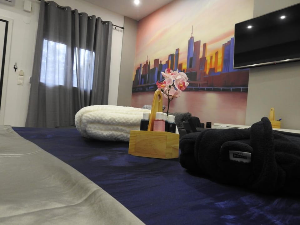 Bed, TV and multimedia, Living room, Photo of the whole room, Seating area, Bedroom