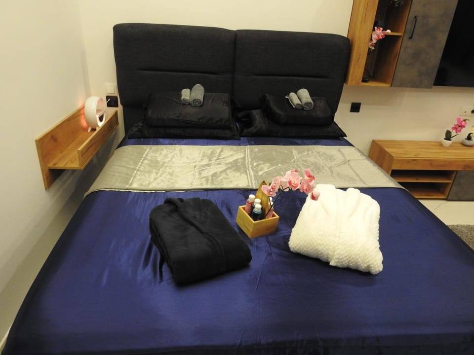 Bed, Photo of the whole room, Bedroom, towels