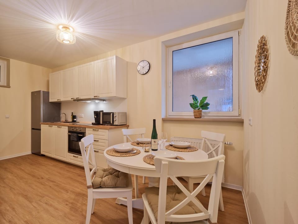 Coffee/tea facilities, Kitchen or kitchenette, Dining area, oven, stove