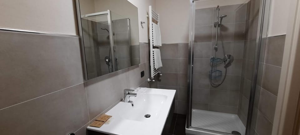Cà Trifolera Barbaresco - Camera TRIPLA con bagno - IN ROMANTICO CASCINALE NEI VIGNETI CON CANTINA Bed and Breakfast in Piedmont