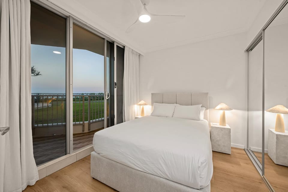 Absolute Beachfront Apartment with Direct Pool Apartment in Surfers Paradise