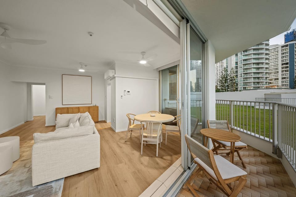 Absolute Beachfront Apartment with Direct Pool Apartment in Surfers Paradise